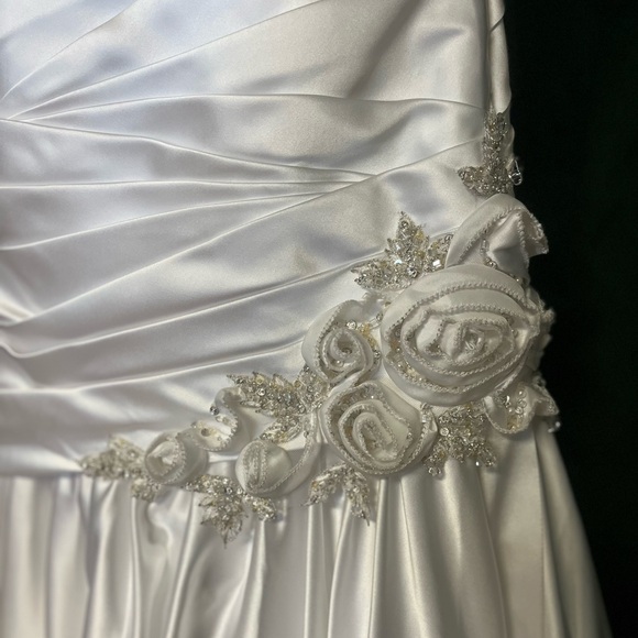 NWOT Sample Allure Bridals Satin Gown #8852 - Picture 5 of 9